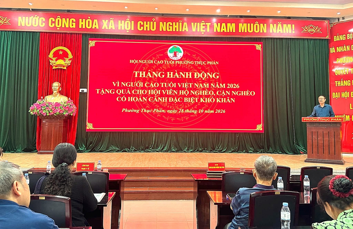 Quang cảnh buổi trao quà cho NCT hoàn cảnh khó khăn phường Thục Phán, tỉnh Cao Bằng
