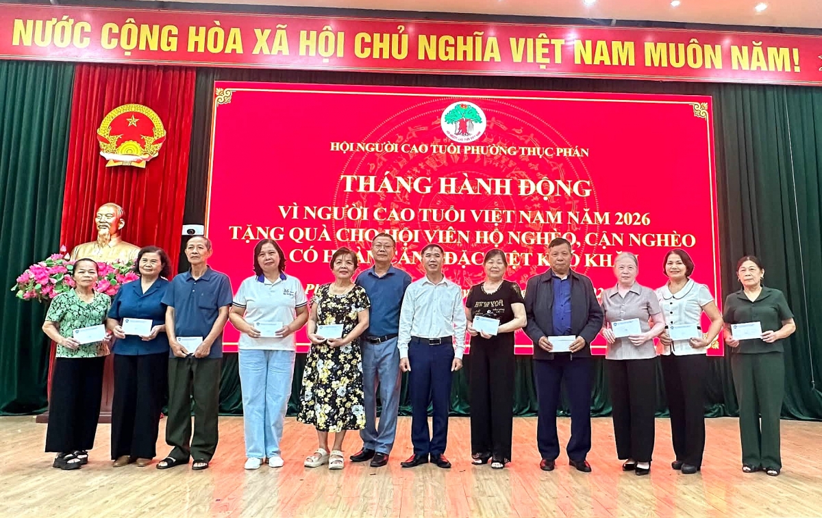 Đại diện Ủy ban MTTQ phường Thục Phán và Hội NCT phường tặng quà NCT nghèo, hoàn cảnh khó khăn