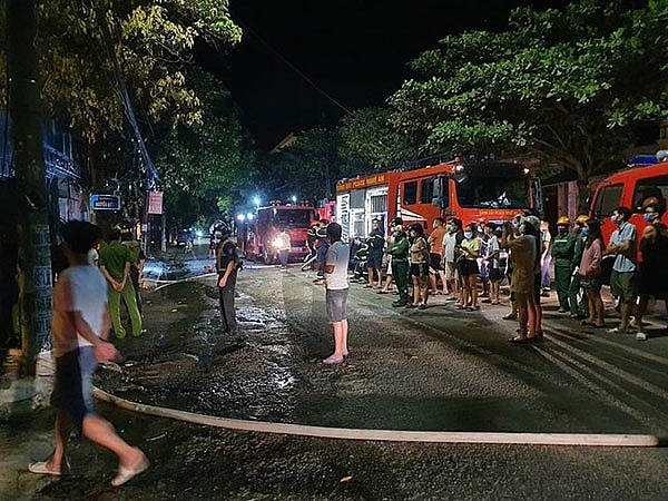 Lực lượng Cảnh sát PCCC có mặt kịp thời nhằm khống chế đám cháy. Lực lượng Cảnh sát PCCC có mặt kịp thời nhằm khống chế đám cháy.