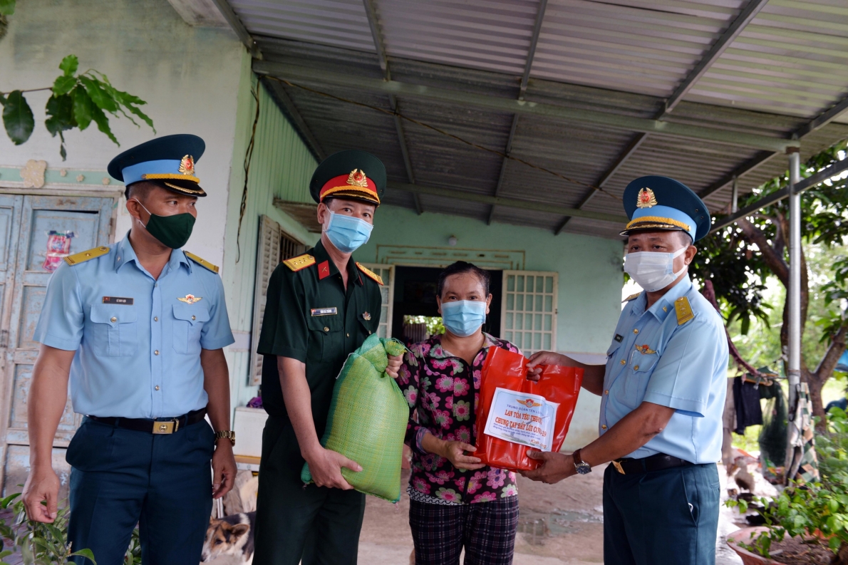 Tổ chức “Chiến dịch cao điểm giúp Nhân dân có hoàn cảnh khó khăn do ảnh hưởng của đại dịch Covid-19”