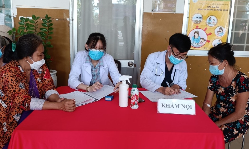 Trạm Y tế xã Bình Mỹ khám bệnh và cấp thuốc miễn phí cho người cao tuổi