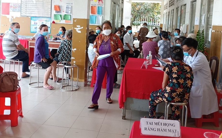 Trạm Y tế xã Bình Mỹ khám bệnh và cấp thuốc miễn phí cho người cao tuổi