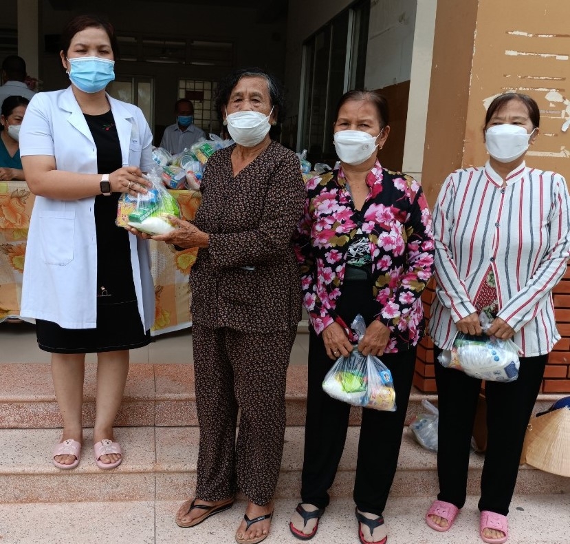 Trạm Y tế xã Bình Mỹ khám bệnh và cấp thuốc miễn phí cho người cao tuổi