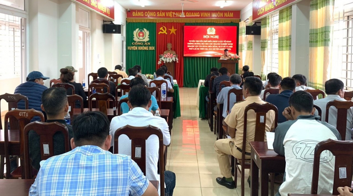 Tuyên truyền, phổ biến giáo dục pháp luật về giao thông đường bộ