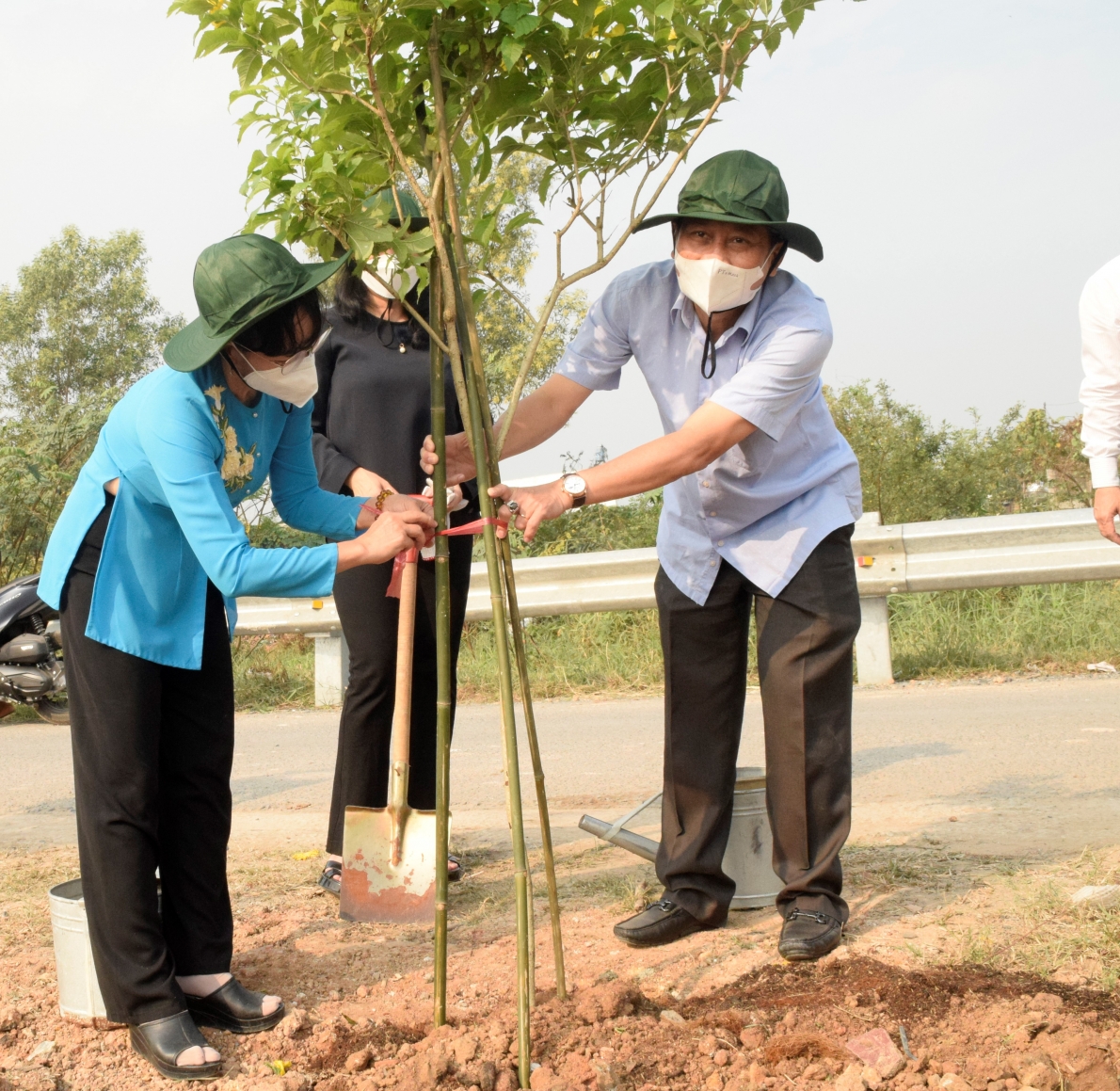 Huyện Bình Chánh, TP Hồ Chí Minh: Phát động ra quân tổng vệ sinh môi trường, trồng cây xanh