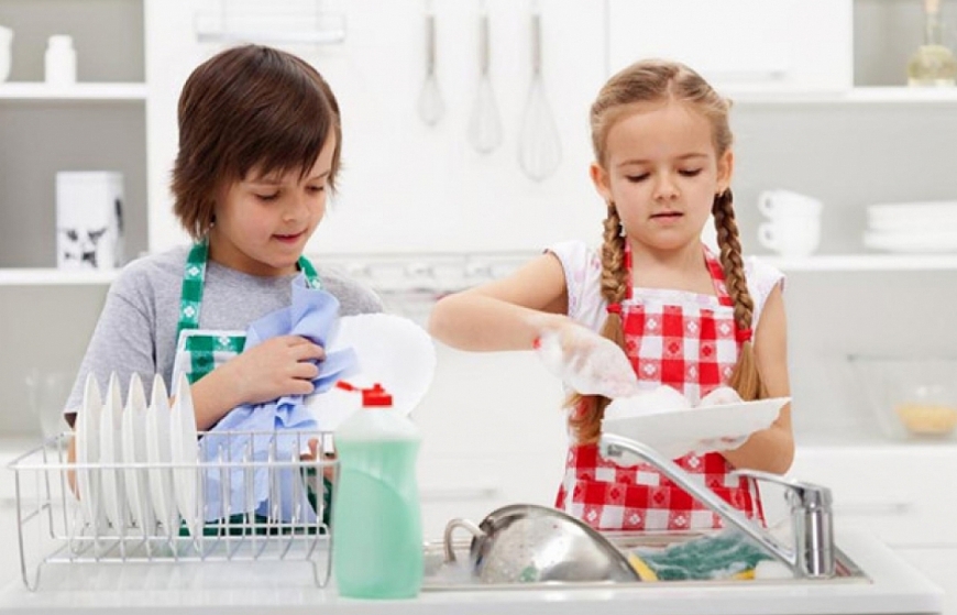 Bắt trẻ em làm việc gia đình quá sức sẽ bị phạt