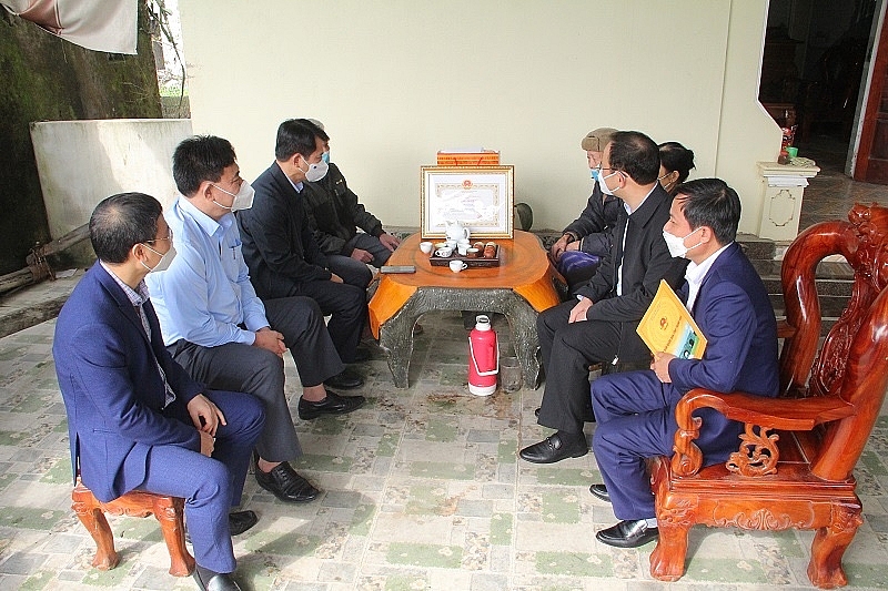 Thanh Hóa: Trao Bằng khen của Chủ tịch UBND tỉnh cho thanh niên dũng cảm cứu em bé trong hỏa hoạn