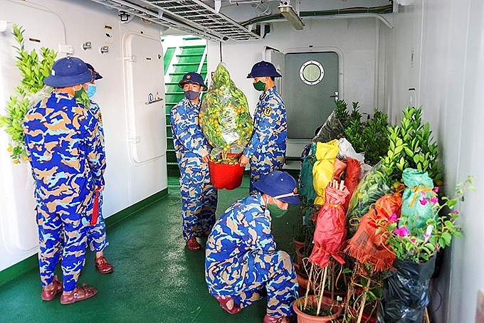 Tàu ra, Trường Sa vào Tết...