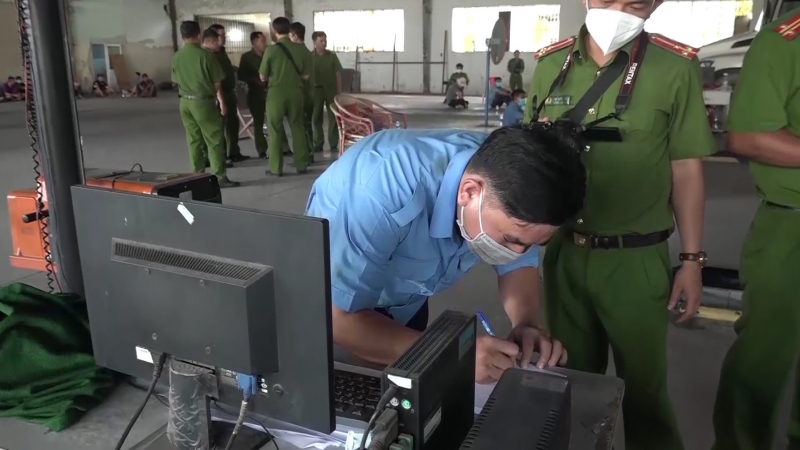 Cơ quan CSĐT Công an TP Hồ Chí Minh làm việc với một đối tượng tại trung tâm đăng kiểm.