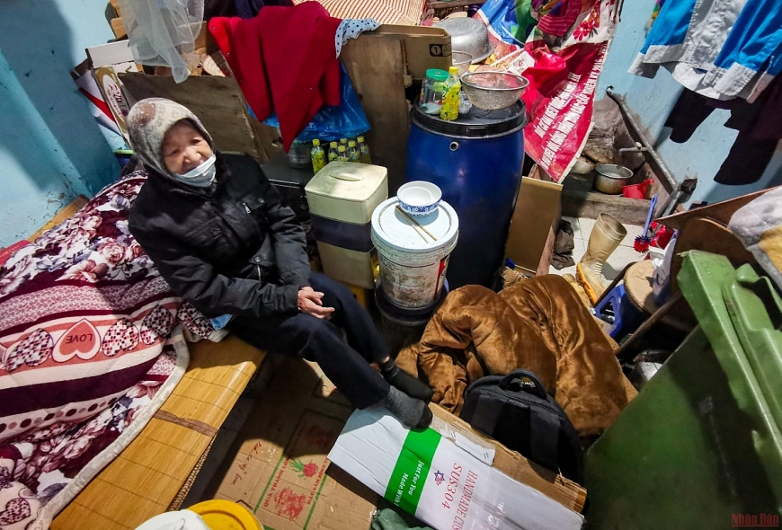 Dân ngụ cư ven sông Hồng chống rét