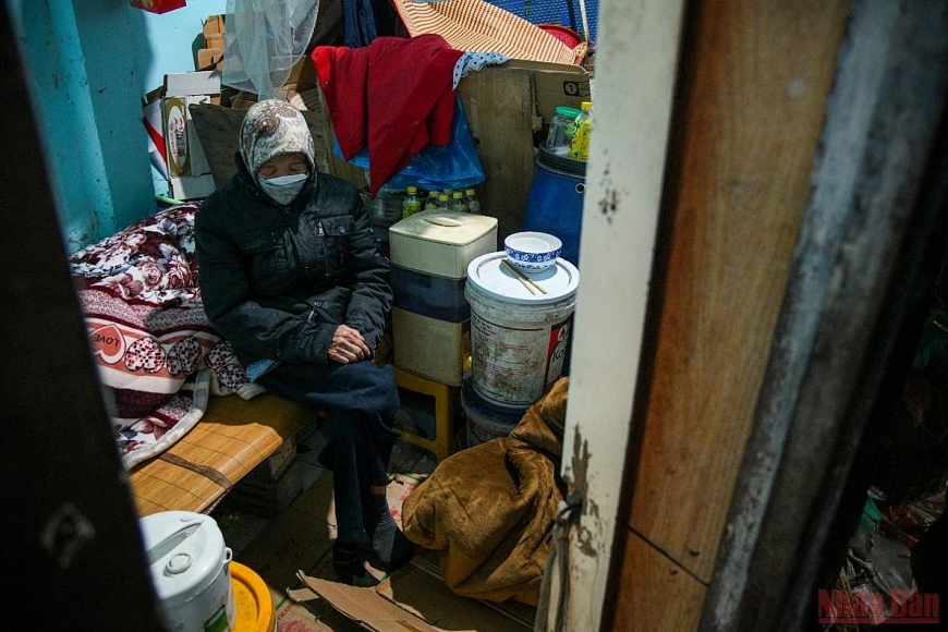 Dân ngụ cư ven sông Hồng chống rét