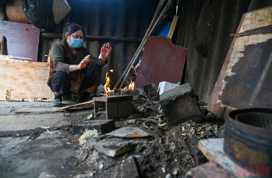 Dân ngụ cư ven sông Hồng chống rét