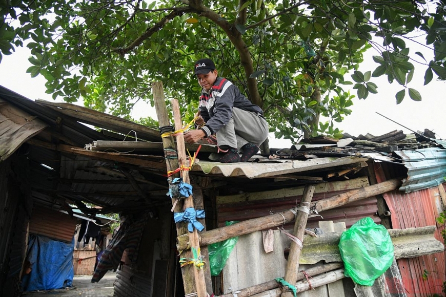 Dân ngụ cư ven sông Hồng chống rét