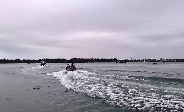 Vụ chìm ca nô tại Cửa Đại: Xuyên đêm tìm kiếm người mất tích