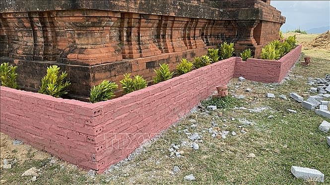Tu bổ di tích Tháp Chăm gần nghìn năm tuổi bằng gạch đá và bê tông!