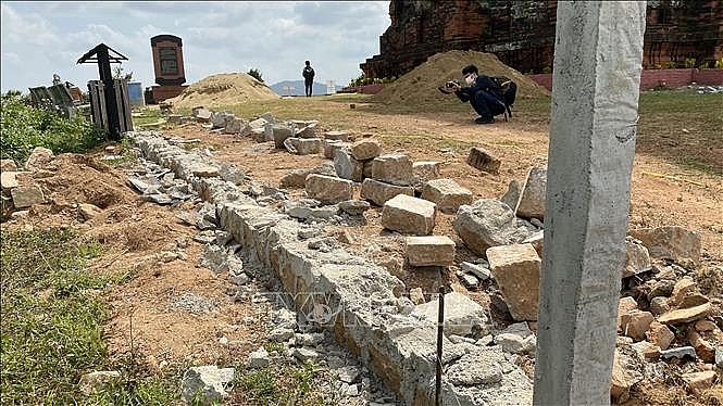 Tu bổ di tích Tháp Chăm gần nghìn năm tuổi bằng gạch đá và bê tông!