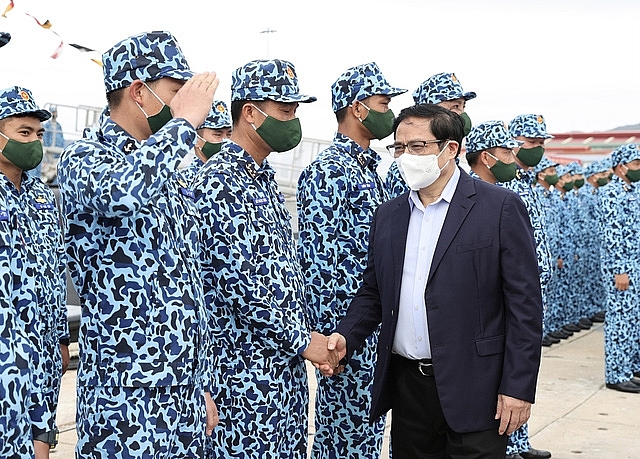 Thủ tướng dâng hương tưởng niệm chiến sĩ Gạc Ma, thăm Lữ đoàn Tàu ngầm và Vùng 4 Hải quân