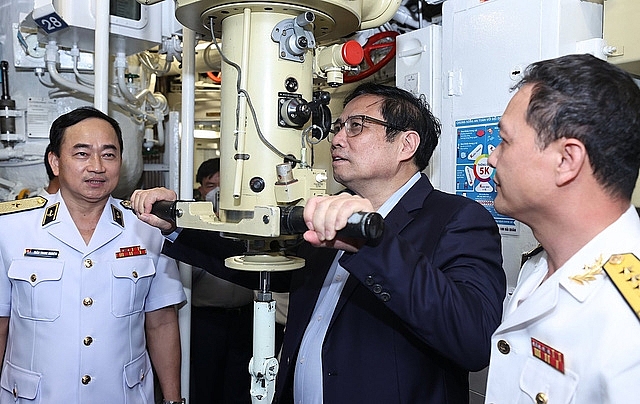 Thủ tướng dâng hương tưởng niệm chiến sĩ Gạc Ma, thăm Lữ đoàn Tàu ngầm và Vùng 4 Hải quân