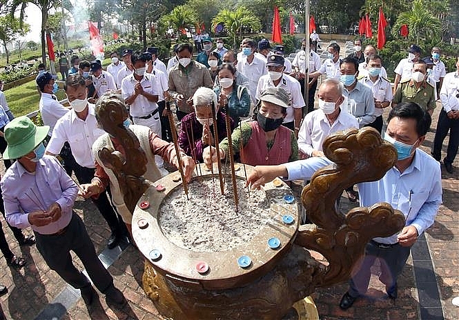 Đà Nẵng dâng hương, thả hoa đăng tưởng niệm các Liệt sĩ tại đảo Gạc Ma