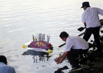 Đà Nẵng dâng hương, thả hoa đăng tưởng niệm các Liệt sĩ tại đảo Gạc Ma