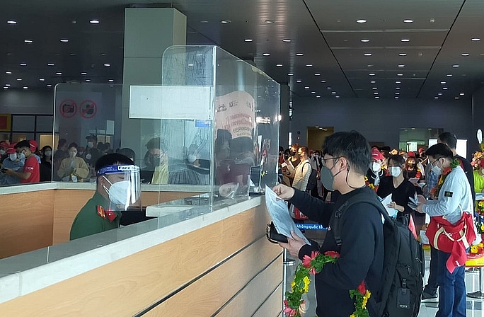 Bộ Y tế ban hành hướng dẫn phòng chống dịch COVID-19 đối với người nhập cảnh mới nhất