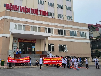 Nhân viên y tế Bệnh viện Tuệ Tĩnh tiếp tục xuống đường đòi lương