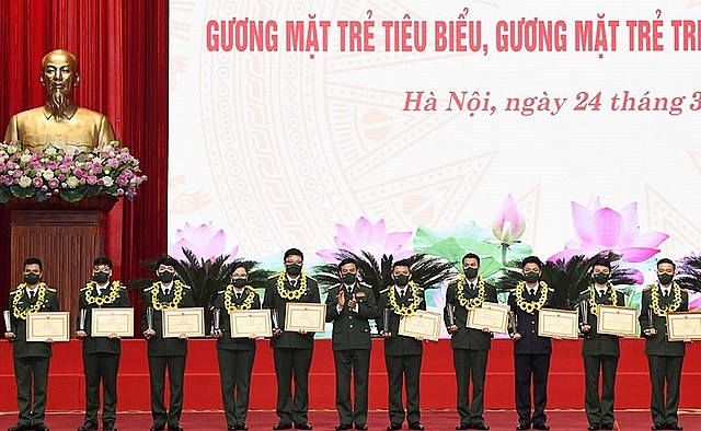 Đại tướng Phan Văn Giang, Bộ trưởng Bộ Quốc phòng trao bằng khen tặng 10 Gương mặt trẻ tiêu biểu toàn quân năm 2021