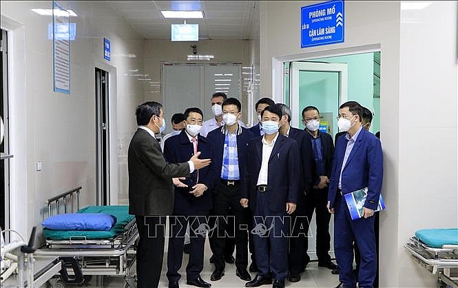 Đoàn công tác của Bệnh viện K tham quan cơ sở vật chất của Bệnh viện Đa khoa Hùng Vương. 