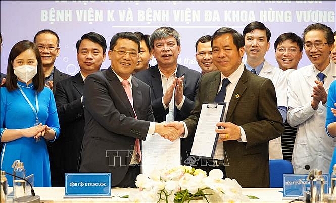 Lãnh đạo Bệnh viện K và Bệnh viện Đa khoa Hùng Vương ký kết hỗ trợ và hợp tác chuyên môn giữa hai bệnh viện.