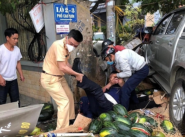 Công an cùng người dân đưa nạn nhân đi cấp cứu. Ảnh: Báo BVPL