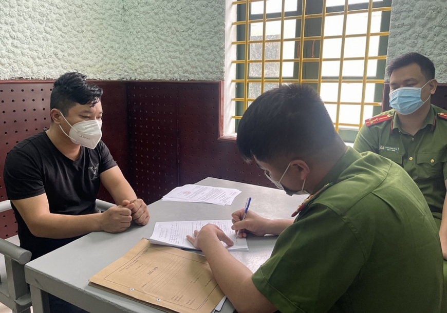 Hoàng Thanh Chương tại cơ quan điều tra. Ảnh: Zing