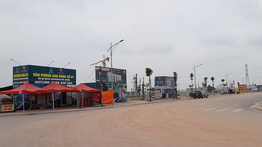 Quầy tư vấn bán hàng quanh dự án trước khi bị lực lượng chức năng dỡ bỏ. Ảnh: Báo Bắc Giang