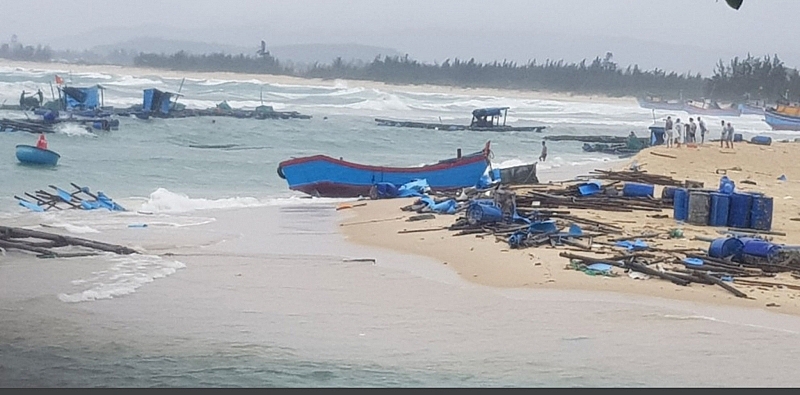 Mưa lớn bất thường nhấn chìm hàng chục tàu, thuyền ở Phú Yên. Ảnh: Báo CAND