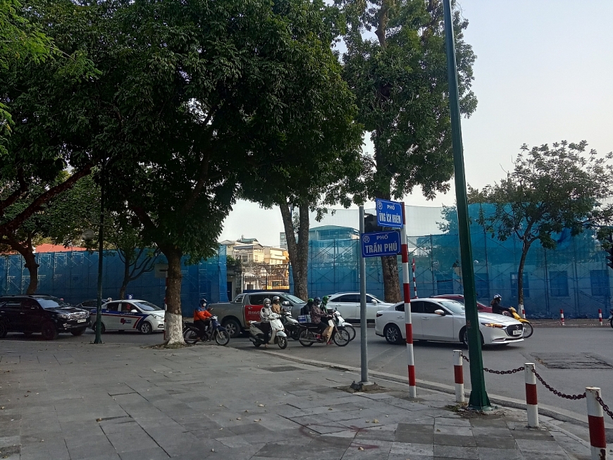 Cận cảnh dãy nhà 4 mặt tiền trên phố Trần Phú đang tháo dỡ để thực hiện tòa nhà đa chức năng