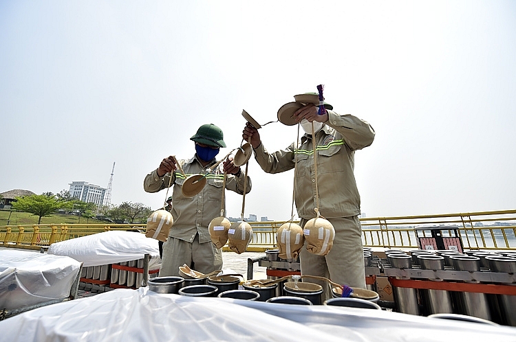 Trận địa pháo hoa được đặt trên mặt cầu đi bộ hồ Văn Lang (công viên Văn Lang, Việt Trì Phú Thọ).