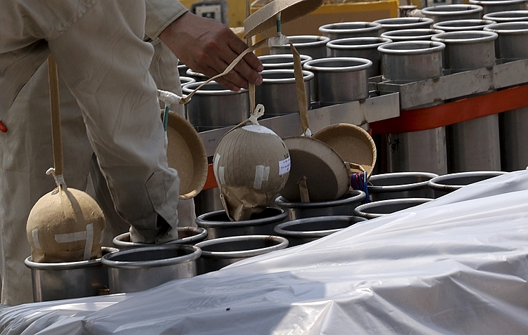 Các bệ pháo được xếp lần lượt theo thứ tự dọc theo mặt cầu Văn Lang.