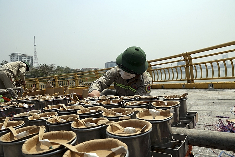 Các trái pháo hoa được đặt vào các nòng súng cỡ lớn.