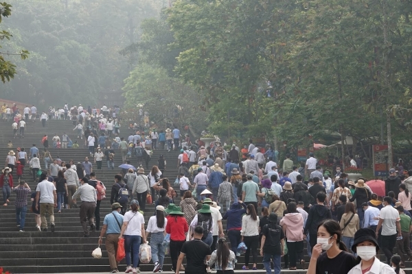 Biển người đổ về Đền Hùng dâng hương trước ngày khai hội