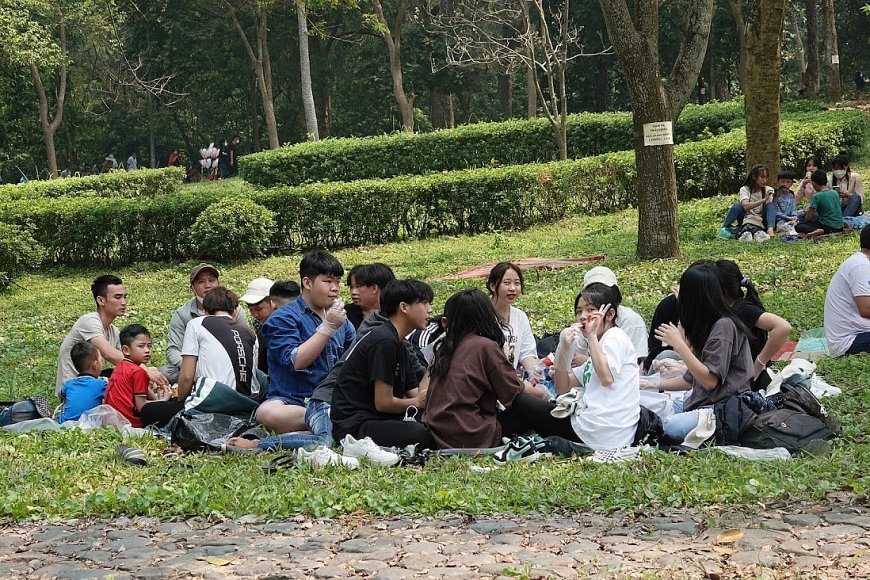 Biển người đổ về Đền Hùng dâng hương trước ngày khai hội