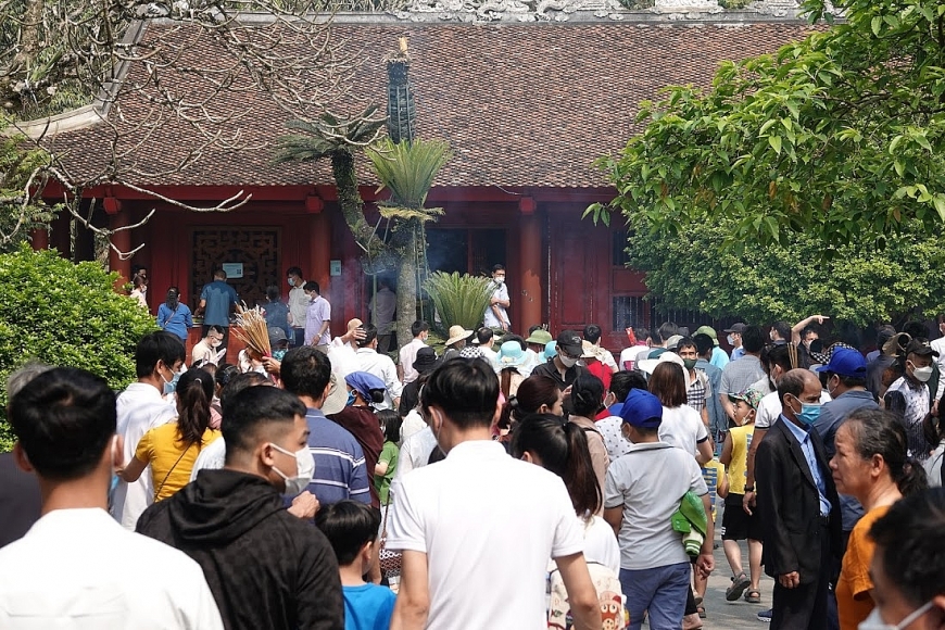 Chủ tịch nước Nguyễn Xuân Phúc dâng hương tưởng niệm các Vua Hùng