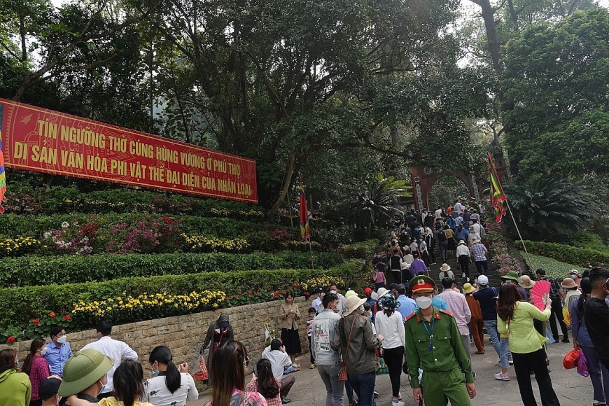 Chủ tịch nước Nguyễn Xuân Phúc dâng hương tưởng niệm các Vua Hùng