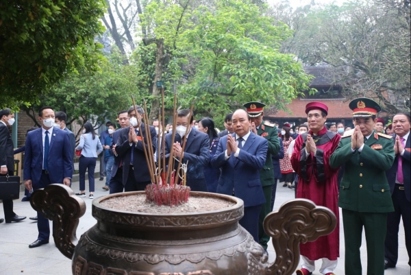 Chủ tịch nước Nguyễn Xuân Phúc dâng hương tưởng niệm các Vua Hùng