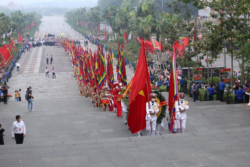 Chủ tịch nước Nguyễn Xuân Phúc dâng hương tưởng niệm các Vua Hùng