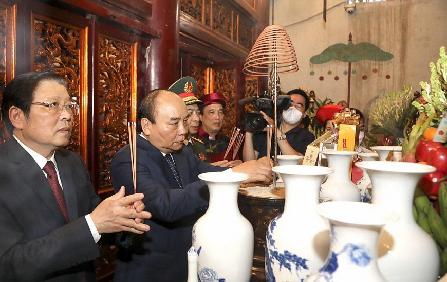 Chủ tịch nước Nguyễn Xuân Phúc dâng hương tưởng niệm các Vua Hùng