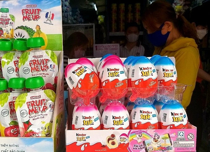 Một dòng sản phẩm kẹo trứng chocolate Kinder được nhập và bán tại TP.HCM. Ảnh: VNE