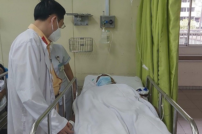 Thượng tá Đinh Thế Anh - Phó Cục trưởng Cục CSGTđến thăm, động viên thiếu tá Nghĩa.