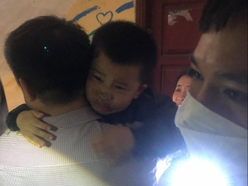 Hà Nội: Giải cứu thành công bé 4 tuổi mắc kẹt trong hố thang máy