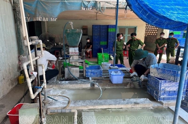 Bắt quả tang nhân viên Công ty Bóng đèn Điện Quang xả thải ra môi trường