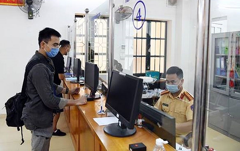 Người dân làm thủ tục đăng ký phương tiện.