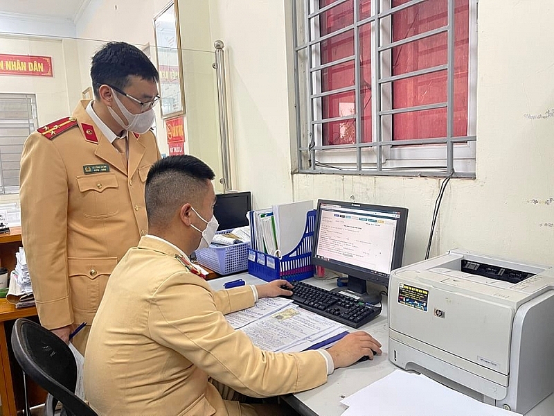 CSGT làm các thủ tục hành chính cho người dân.